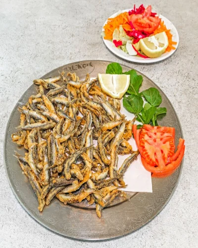 Hamsi Kızartma (450 gr.)salata ekmek ile